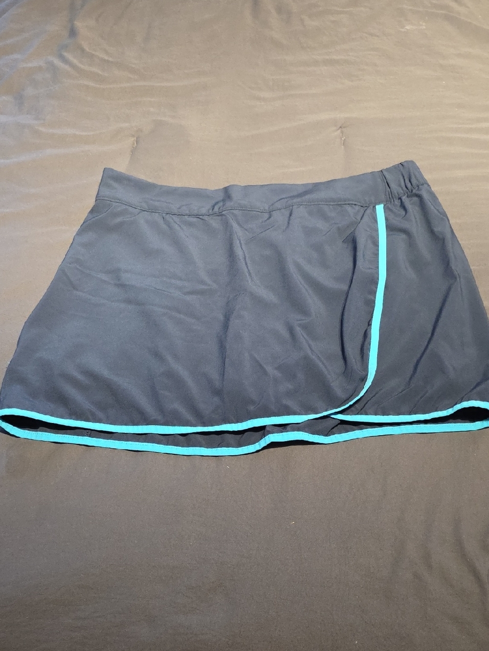 Columbia navy blue skort with aqua trim